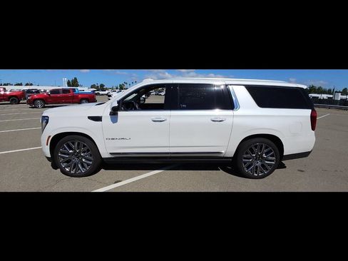 Used 2025 GMC Yukon XL Denali Ultimate AWD/4WD image 8