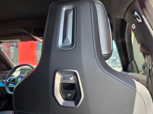 Used 2023 BMW 740i image 28