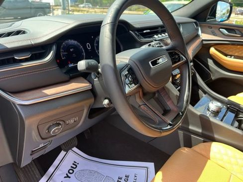 Used 2021 Jeep Grand Cherokee L Summit w/ Luxury Tech Group V AWD/4WD image 11