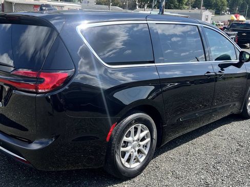 Used 2025 Chrysler Pacifica Select FWD image 5
