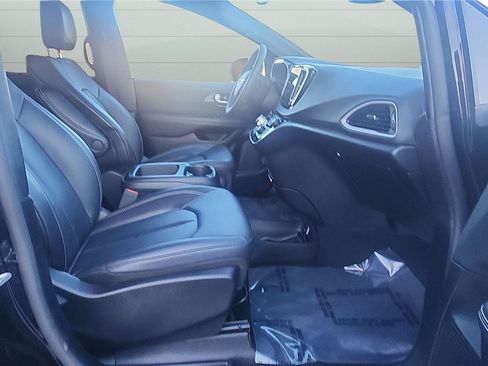 Used 2025 Chrysler Pacifica Select image 23