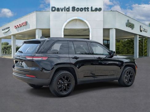 Used 2025 Jeep Grand Cherokee Altitude RWD image 7