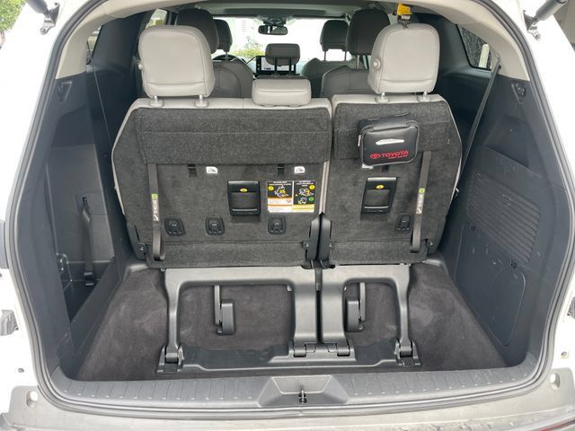 Used 2025 Toyota Sienna XLE FWD image 25