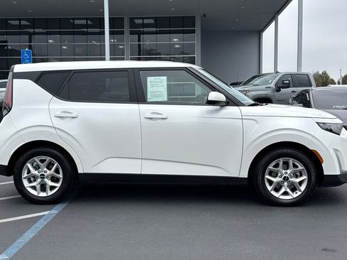 Used 2023 Kia Soul LX w/ LX Technology Package image 2