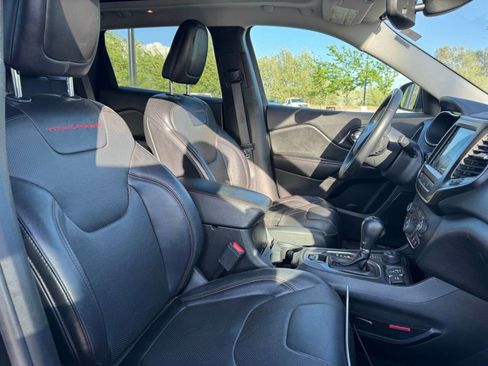 Used 2019 Jeep Cherokee Trailhawk AWD/4WD image 15