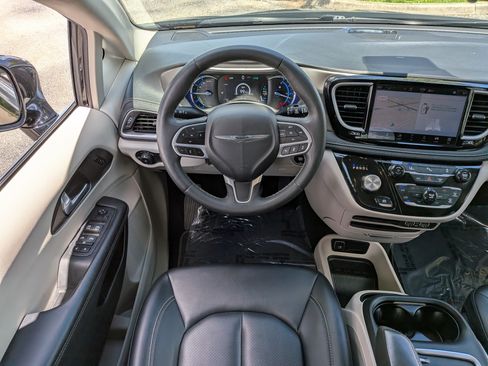 Used 2024 Chrysler Pacifica Limited FWD image 18