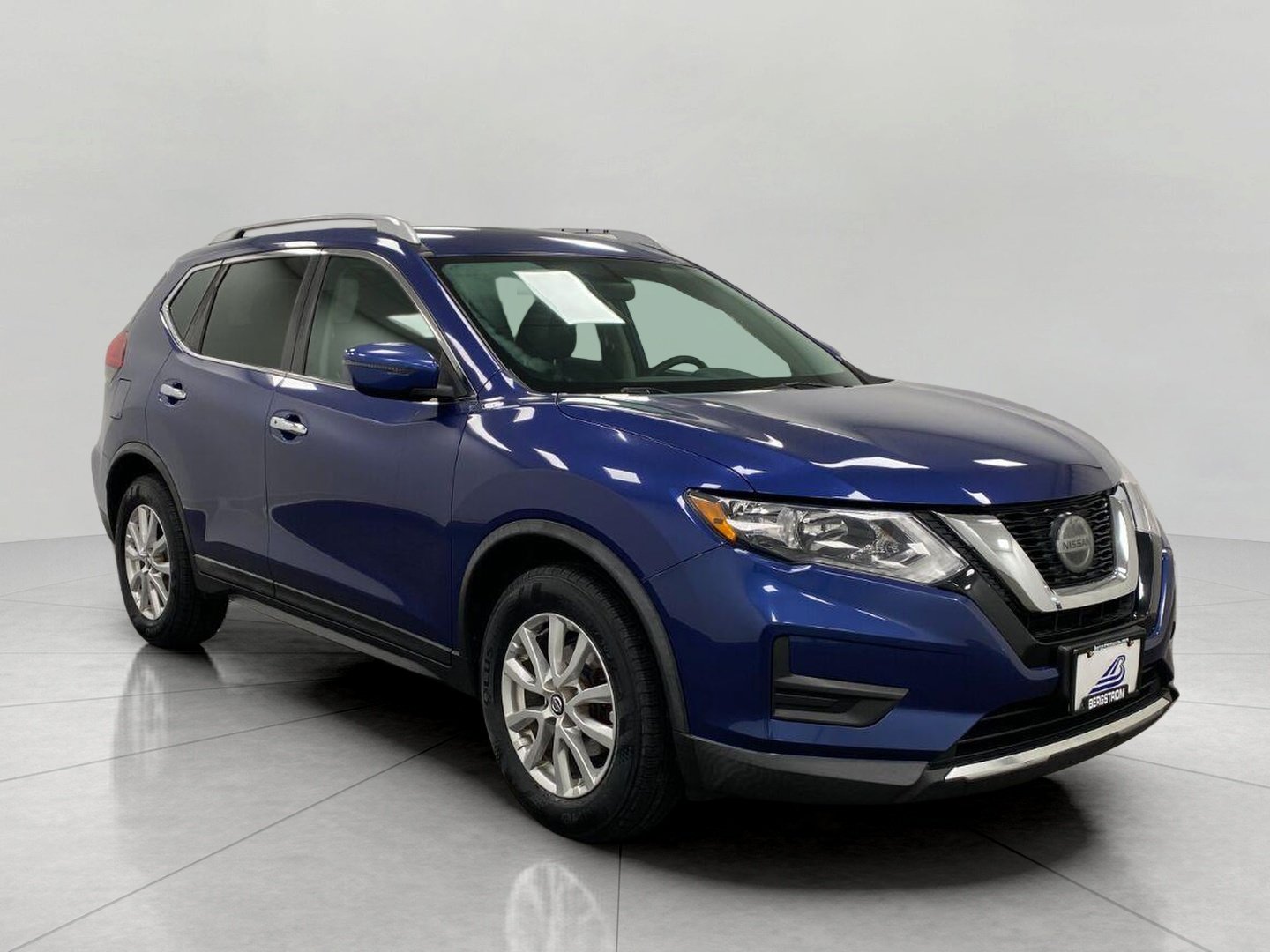 Used 2018 Nissan Rogue SV FWD image 1