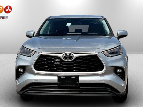 Used 2024 Toyota Highlander LE image 3