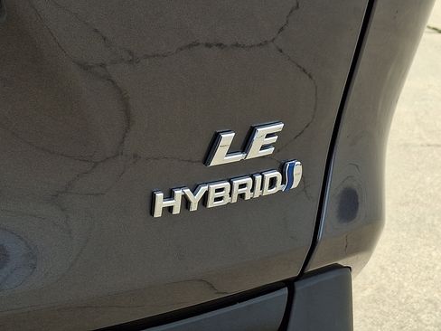 Used 2022 Toyota RAV4 LE AWD/4WD image 31