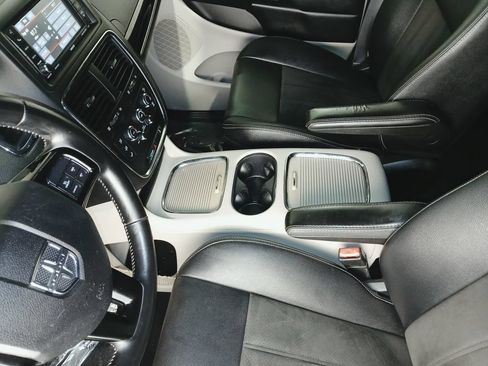 Used 2019 Dodge Grand Caravan SXT FWD image 17