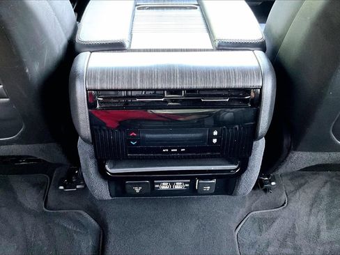 Certified 2024 Jeep Wagoneer Series II w/ Flexible Seating Group AWD/4WD image 15