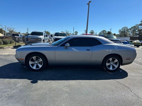Used 2016 Dodge Challenger SXT image 10