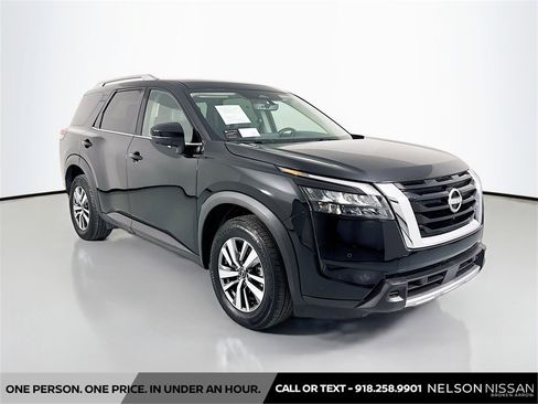 Certified 2025 Nissan Pathfinder SL image 3