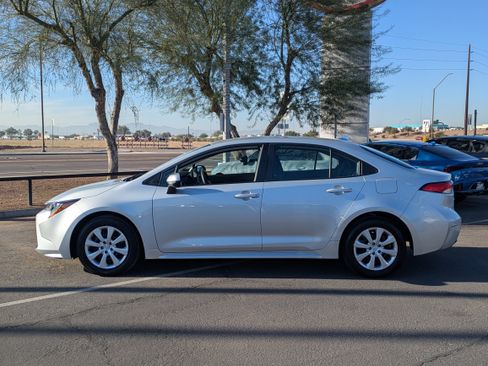 Used 2025 Toyota Corolla LE image 2