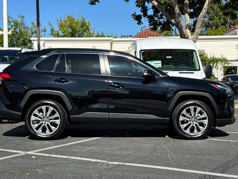 Used 2022 Toyota RAV4 XLE Premium FWD image 3