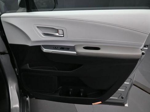 Used 2025 Toyota Sienna XLE image 37