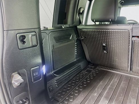 Used 2025 Land Rover Defender 110 S image 26