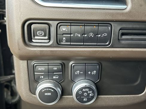 Used 2021 GMC Yukon SLT w/ Rear Media and Nav Package image 18