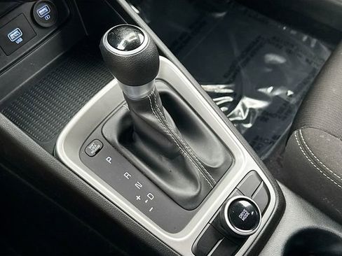 Used 2020 Hyundai Venue SEL image 16