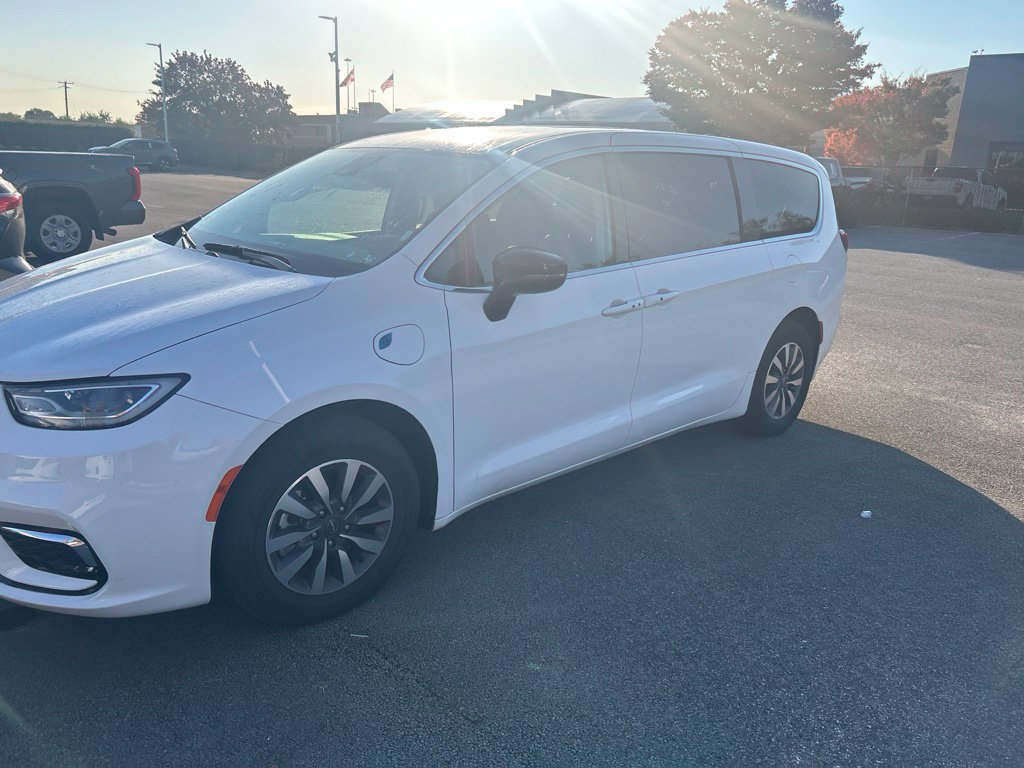 Used 2024 Chrysler Pacifica Limited FWD image 17