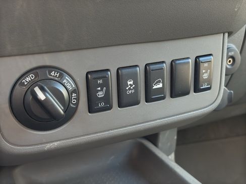 Used 2012 Nissan Frontier SL w/ Moonroof Pkg AWD/4WD image 26