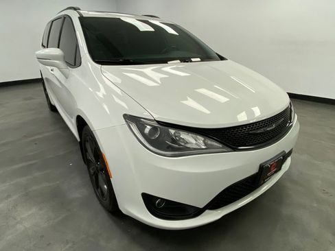 Used 2018 Chrysler Pacifica Limited w/ S Appearance Package image 8