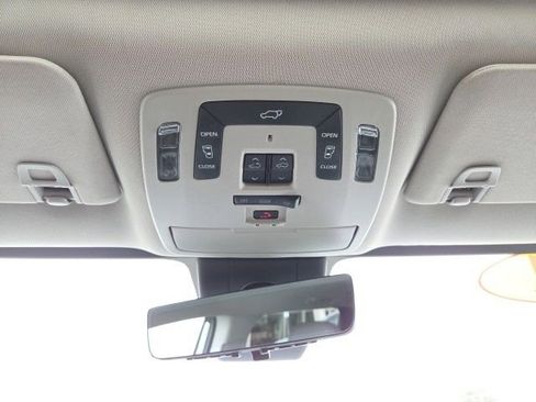 Used 2021 Toyota Sienna Limited image 22