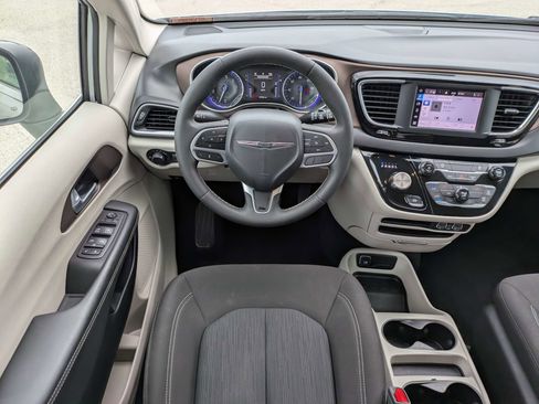 Used 2024 Chrysler Voyager LX FWD image 19