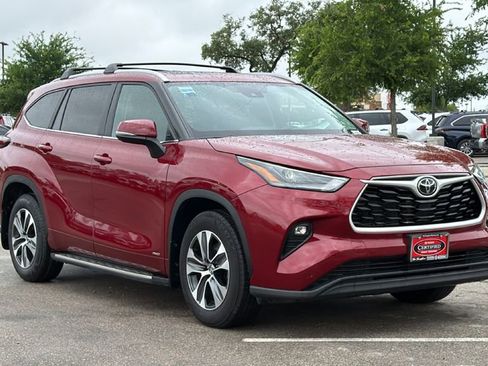 Certified 2025 Toyota Highlander XLE AWD/4WD image 3