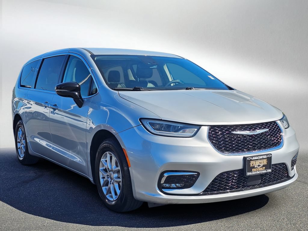 Used 2024 Chrysler Pacifica Touring-L FWD image 1