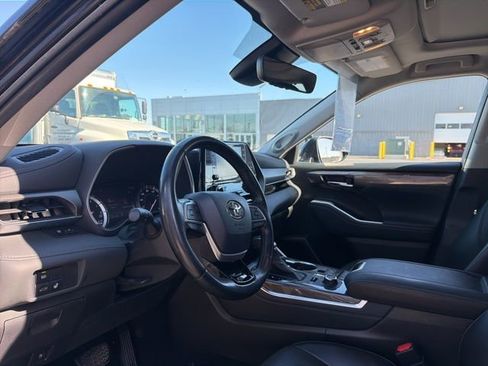 Used 2022 Toyota Highlander Limited image 16