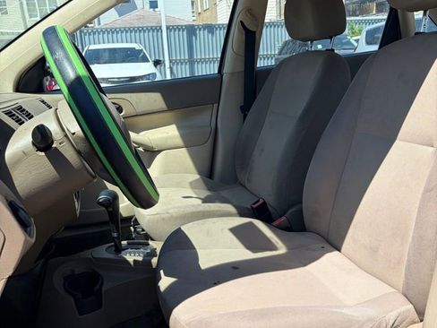 Used 2006 Ford Focus ZX4 Sedan FWD image 2