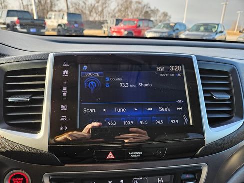 Used 2017 Honda Pilot EX image 12