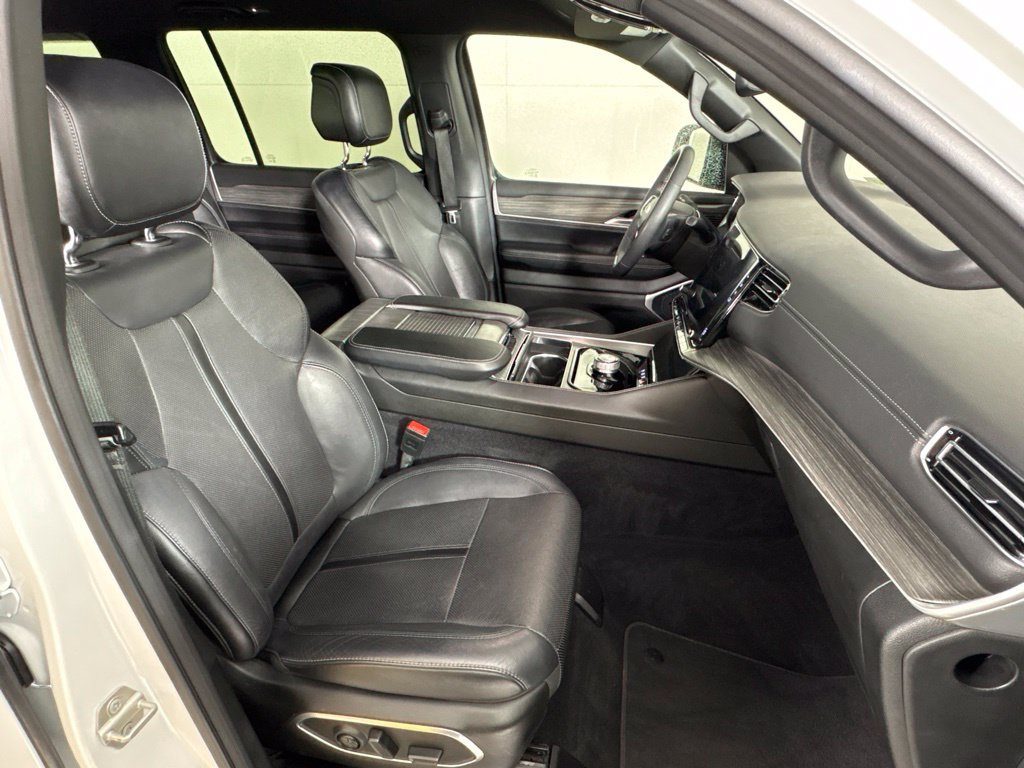 Used 2024 Jeep Wagoneer L Series II RWD image 19