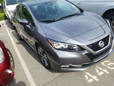 Used 2019 Nissan Leaf SV w/ SV Technology Package FWD image 2