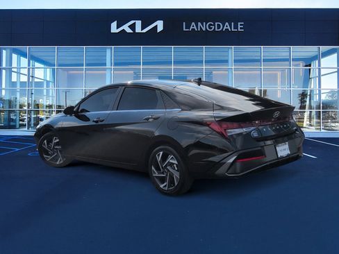 Used 2025 Hyundai Elantra Limited image 9