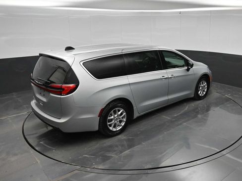 Used 2024 Chrysler Pacifica Touring-L FWD image 35