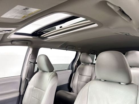 Used 2018 Toyota Sienna XLE image 24