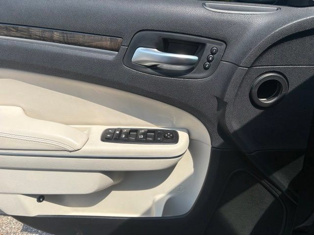 Used 2018 Chrysler 300 Limited AWD/4WD image 18