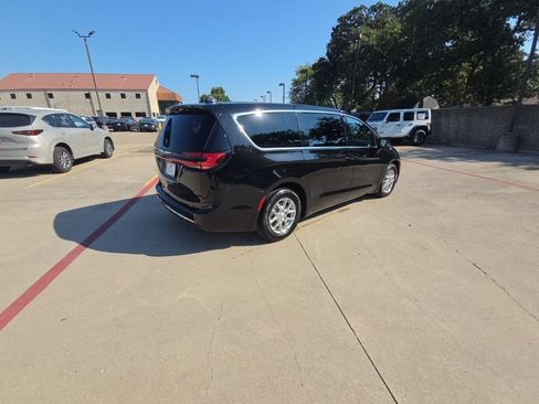 Used 2025 Chrysler Pacifica Select FWD image 7