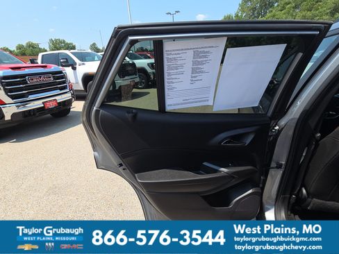 Used 2025 Chevrolet Trax RS FWD image 26