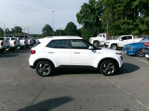 Used 2025 Hyundai Venue SEL FWD image 5