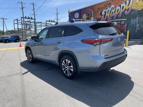 Used 2022 Toyota Highlander XLE AWD/4WD image 3