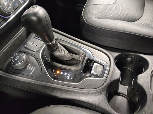 Used 2019 Jeep Cherokee Limited image 26