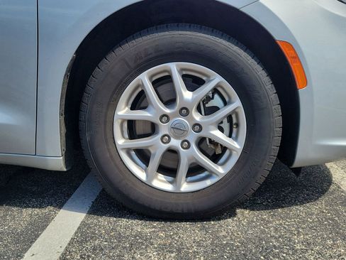 Used 2023 Chrysler Pacifica Touring-L FWD image 5