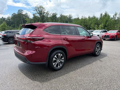 Used 2025 Toyota Highlander XLE FWD image 12