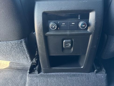 Used 2023 Chevrolet Traverse LT image 27