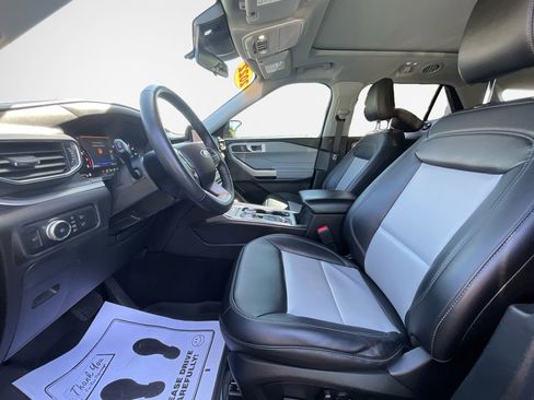 Used 2022 Ford Explorer XLT w/ Equipment Group 202A AWD/4WD image 12