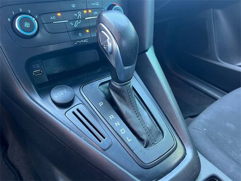 Used 2018 Ford Focus SE w/ SE Appearance Package image 30