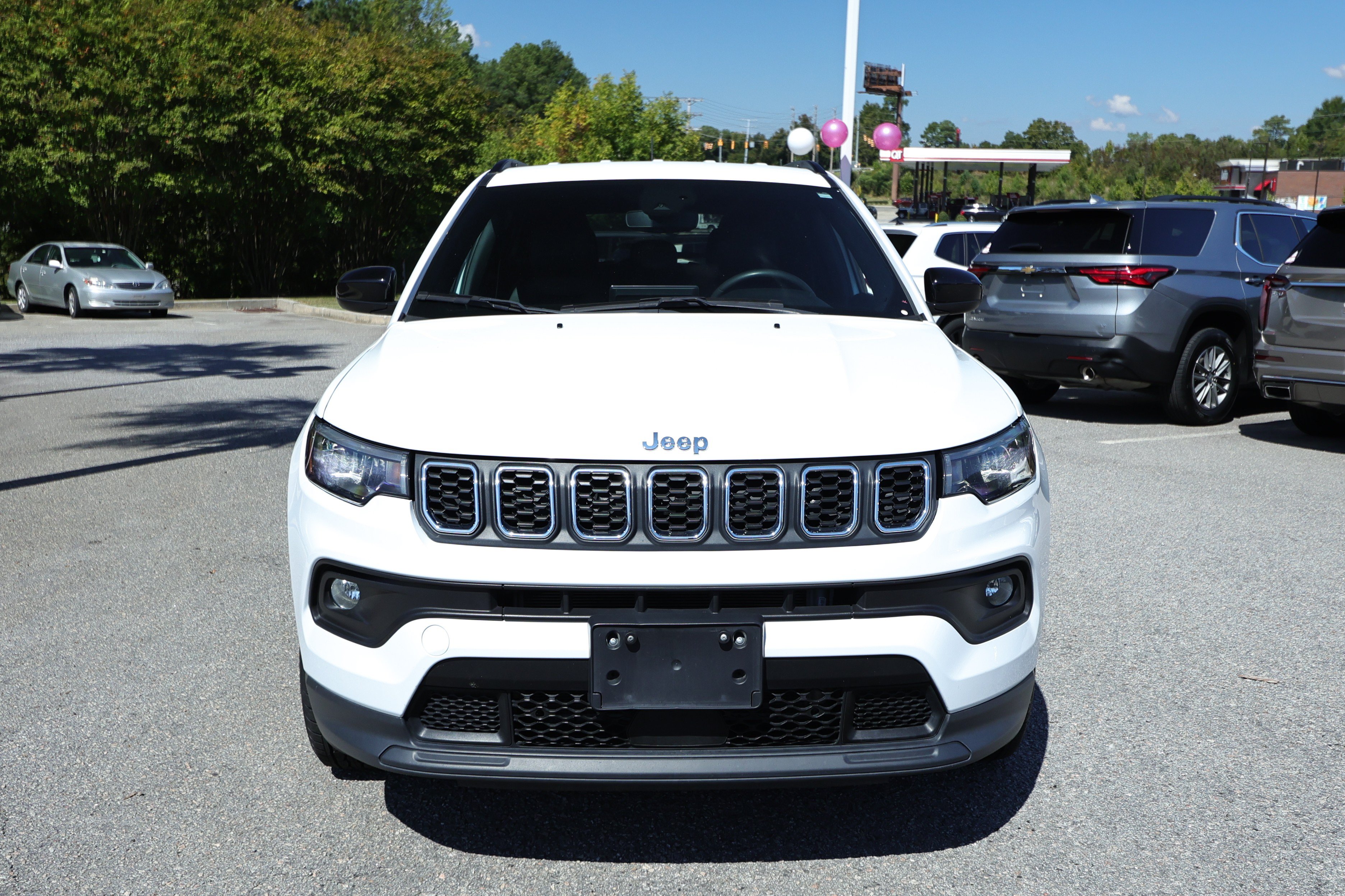 Used 2024 Jeep Compass Latitude AWD/4WD image 2